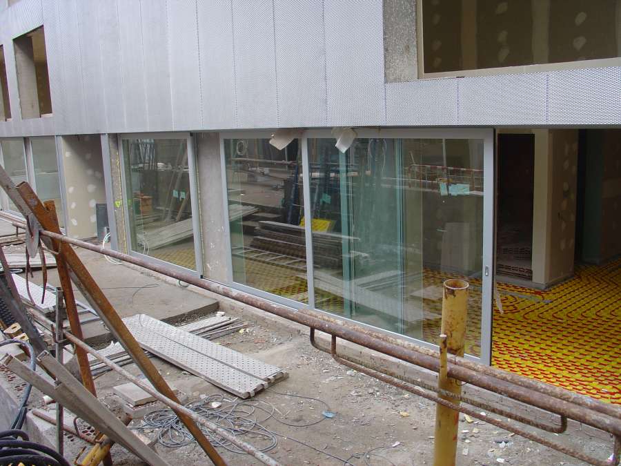 Puertas correderas y abatibles en lofts c/ Alcántara, Madrid. Trabajo realizado por Madeal, carpintería de aluminio de Móstoles.