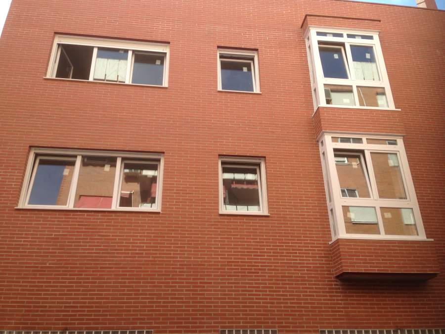 Carpintería de aluminio en promoción de viviendas en Tetuán, Madrid