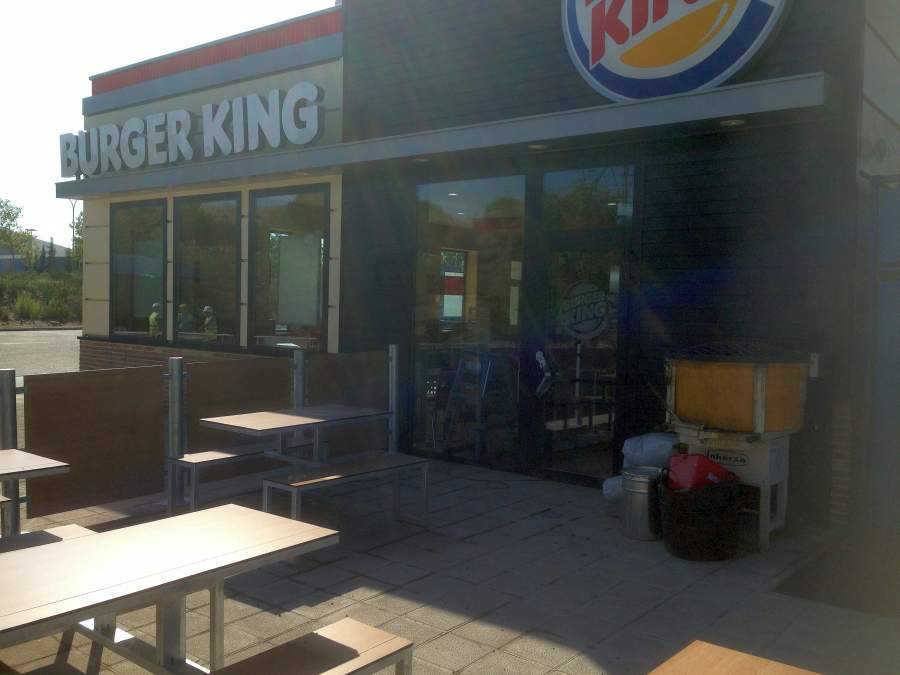 Carpintería de aluminio Burger King en E.S. Repsol en Arroyomolinos, Madrid